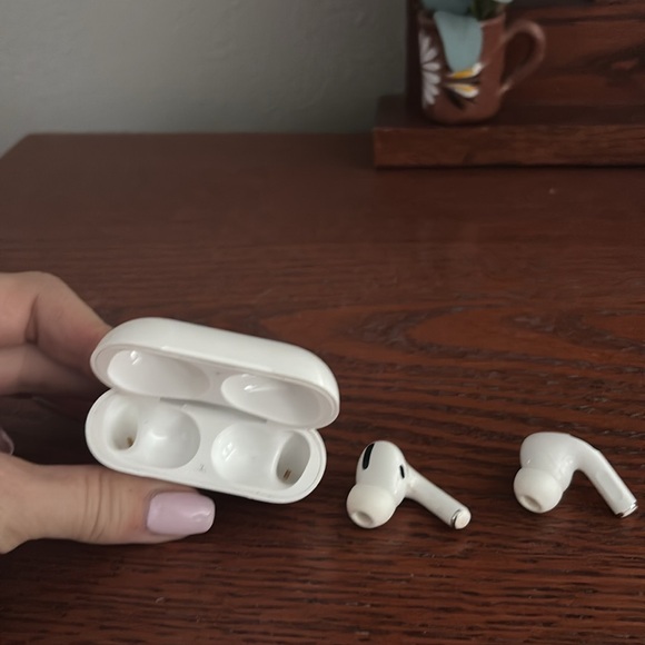 Apple air pods. Name and phone are engraved on them work great - Picture 4 of 7